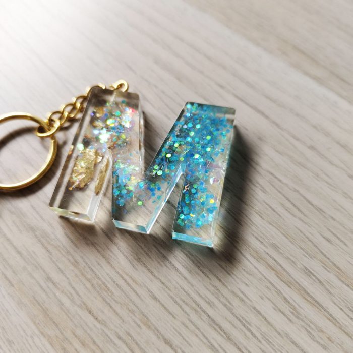 Llavero de resina letra M