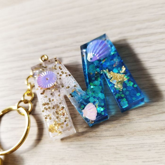 Llavero de resina letra M