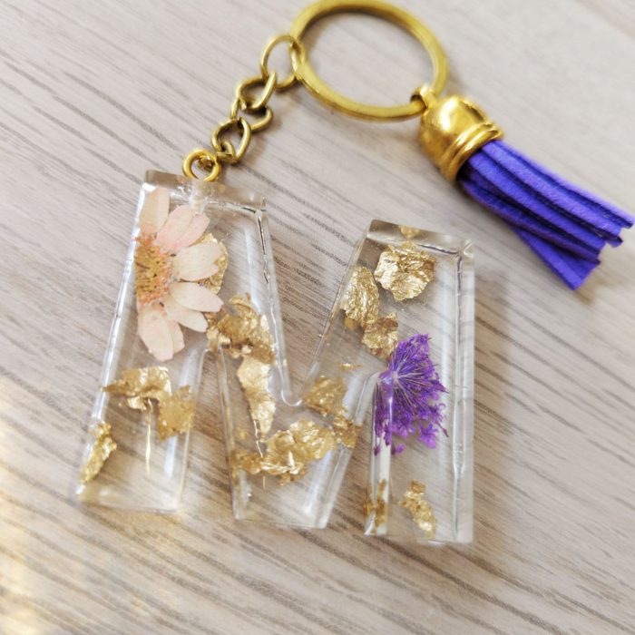 Llavero de resina letra M